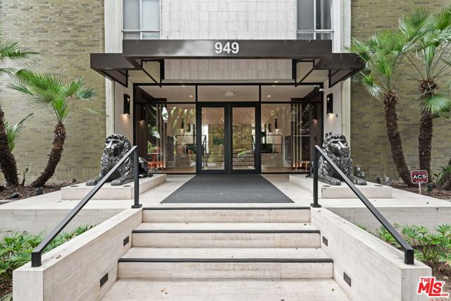 949 N Kings Road, West Hollywood CA: https://media.crmls.org/mediaz/8a8164a7-8bca-4ffa-b43d-46c85d7f9a10.jpg