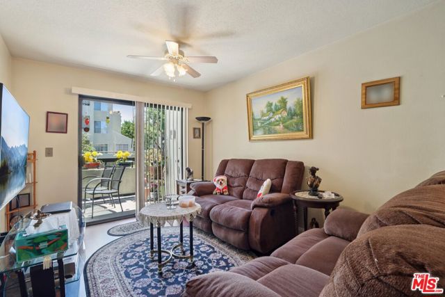 21620 Burbank Boulevard, Woodland Hills CA: https://media.crmls.org/mediaz/8a822ad2-890c-4675-a7db-63b7145efd0d.jpg