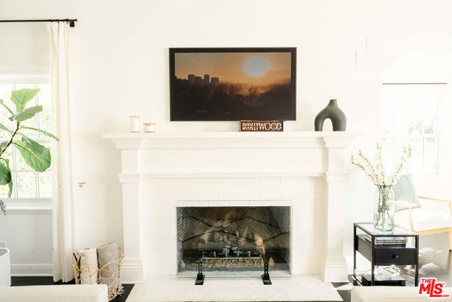 10736 Le Conte Avenue, Los Angeles CA: https://media.crmls.org/mediaz/8a8236b3-97cd-42a4-b2bf-2efbddc06642.jpg