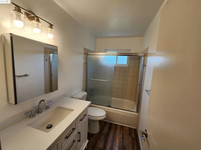 2724 Octavia St, Oakland CA: https://media.crmls.org/mediaz/8a83237a-d3d1-40d8-8bc4-140fb3c0a53a.jpg