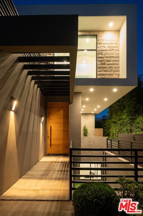 8356 W 4th Street, Los Angeles CA: https://media.crmls.org/mediaz/8a832e6d-1608-4c6a-a51d-8e0be9a32a52.jpg