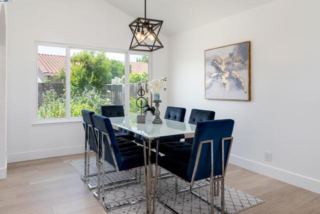 4406 Sugarland Ct, Concord CA: https://media.crmls.org/mediaz/8a835fdf-69dd-4c95-b997-bdb6d7145307.jpg