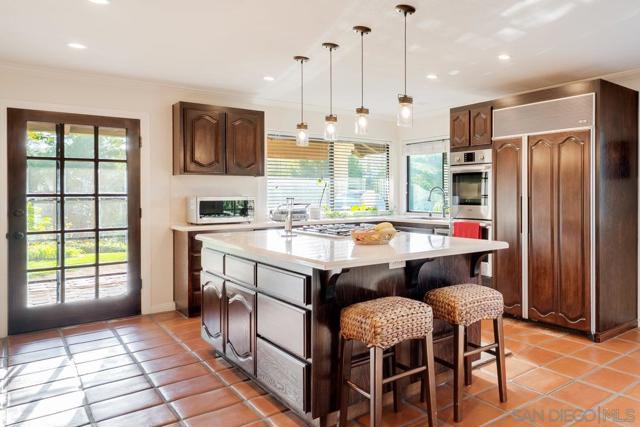 11 Country Glen Rd, Fallbrook CA: https://media.crmls.org/mediaz/8a83cb73-a10e-4bb8-bc7a-d7785e1c009c.jpg