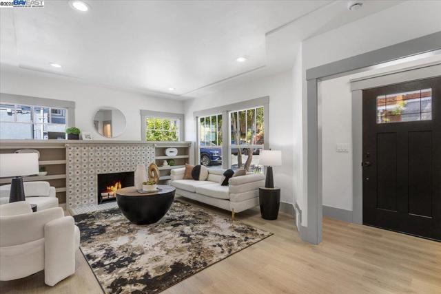 689 Santa Ray Ave, Oakland CA: https://media.crmls.org/mediaz/8a83ccbc-9d79-452f-83c6-06361747de95.jpg