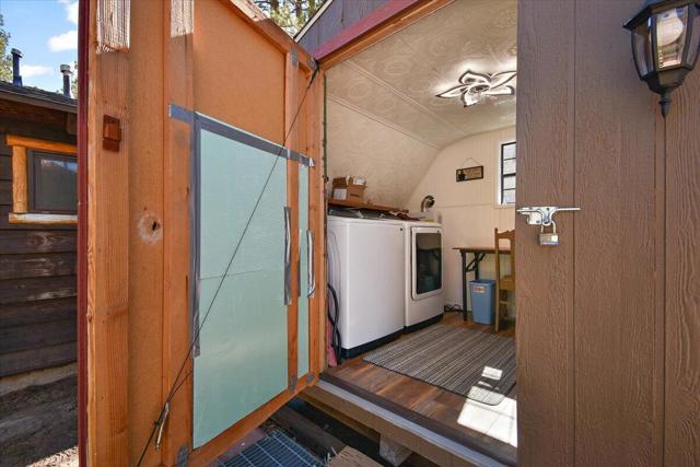 40123 Hillcrest Drive, Big Bear CA: https://media.crmls.org/mediaz/8a845a3a-1a76-4984-a5f0-5547b09a81b0.jpg