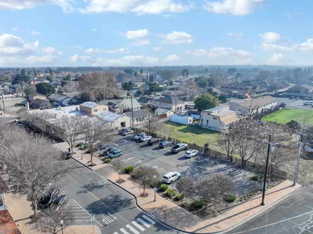 561 1St St, Brentwood CA: https://media.crmls.org/mediaz/8a846bb3-abe1-4900-9291-06b3f757bec4.jpg