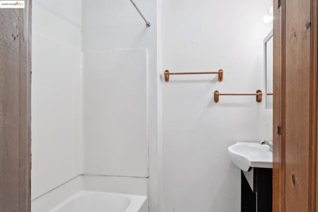 1408 E 15Th St, Oakland CA: https://media.crmls.org/mediaz/8a85726c-d0dd-4e9a-9a33-49cf59615ad2.jpg