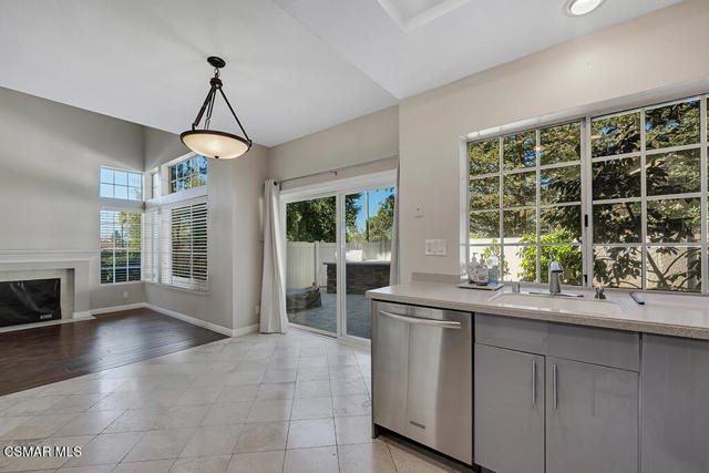 180 Windrose Drive, Newbury Park CA: https://media.crmls.org/mediaz/8a85edbe-2fb2-4918-998b-7bbf7f38df9c.jpg