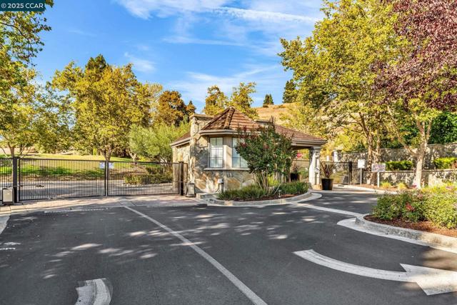 236 Canyon Woods Way, San Ramon CA: https://media.crmls.org/mediaz/8a86046a-f9e0-4209-a082-3f0ce2c08af7.jpg