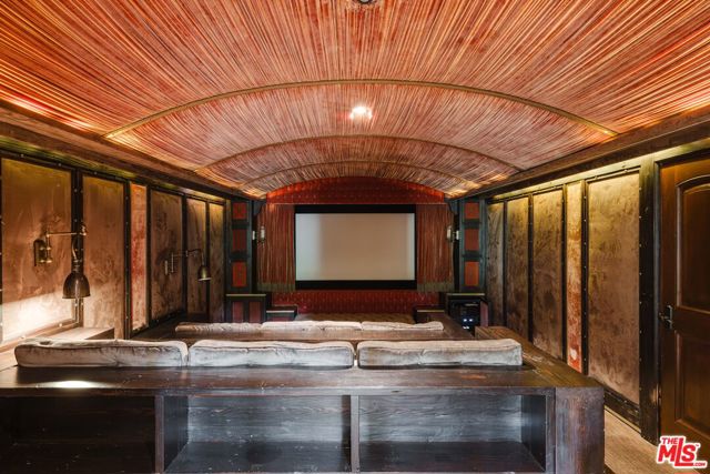 9301 Cherokee Lane, Beverly Hills CA: https://media.crmls.org/mediaz/8a863acd-83b1-4e6e-9dc0-ec6b6b77cc3d.jpg