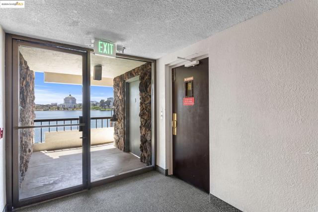 1830 Lakeshore Ave, Oakland CA: https://media.crmls.org/mediaz/8a86b3e3-d2ba-42d6-be88-28e8cd8209c3.jpg