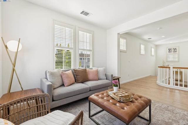 5 Cornelius Sq, Alameda CA: https://media.crmls.org/mediaz/8a87929d-c355-4005-a66a-15a763584678.jpg