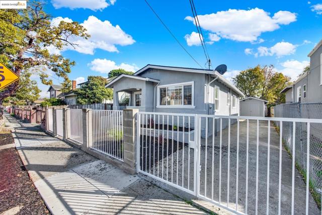 1232 78Th Ave, Oakland CA: https://media.crmls.org/mediaz/8a87f8f9-03d8-4741-a634-4f2889dbf3db.jpg