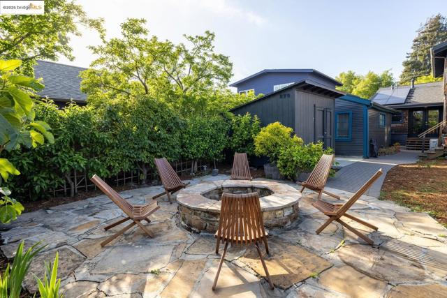 1334 Derby St, Berkeley CA: https://media.crmls.org/mediaz/8a884889-74a5-47d6-bf4a-46caa793c1a5.jpg