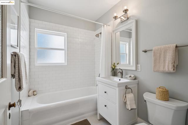 5429 Belgrave Pl., Oakland CA: https://media.crmls.org/mediaz/8a888034-dde3-4500-bc73-06e79a0bedba.jpg