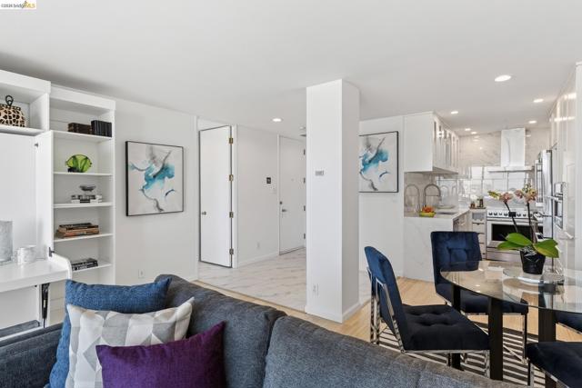 565 Bellevue Ave, Oakland CA: https://media.crmls.org/mediaz/8a88e9ae-0942-4a60-80fc-02eaf19d0d9e.jpg