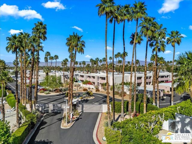 2696 S Sierra Madre, Palm Springs CA: https://media.crmls.org/mediaz/8a890566-eb09-4356-a98b-6ed7931224d1.jpg
