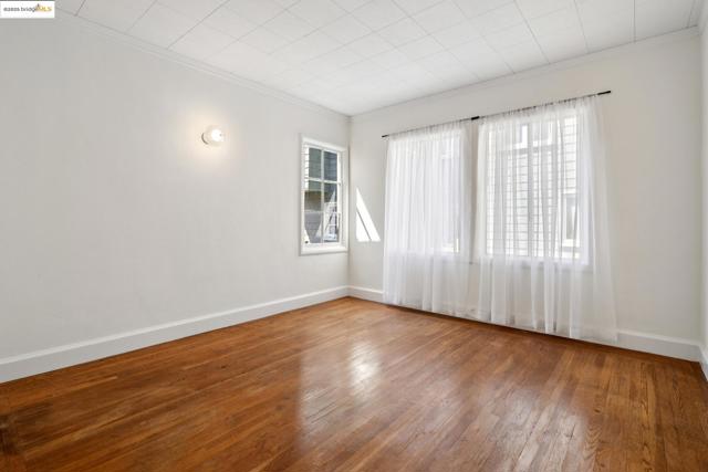 84 Portsmouth Rd, Piedmont CA: https://media.crmls.org/mediaz/8a89471d-e8ae-4f04-8633-f56c795aae9c.jpg