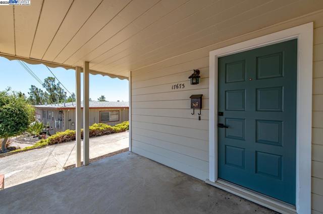 17673 Dorson Ln, Castro Valley CA: https://media.crmls.org/mediaz/8a895303-ecee-4d4d-b8d8-91b2250cfaab.jpg