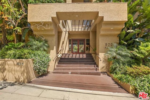 970 Palm Avenue, West Hollywood CA: https://media.crmls.org/mediaz/8a8a00b9-fd00-4dc5-8aa4-a9a934ff6346.jpg