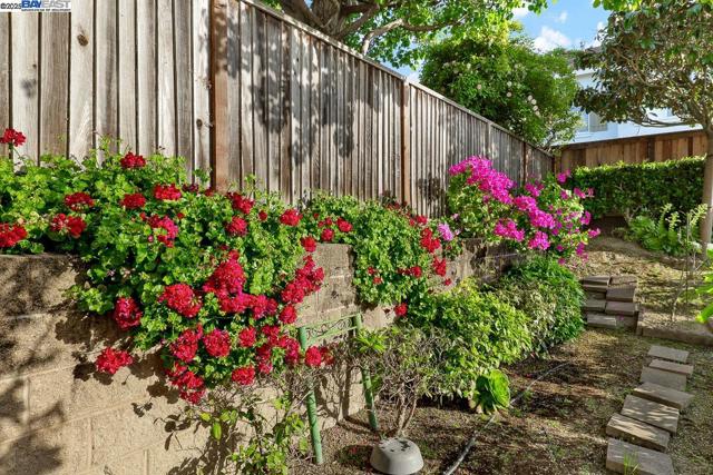 436 Wood Glen Dr, Richmond CA: https://media.crmls.org/mediaz/8a8ab5d3-0987-4a2a-b82e-7a3c66e93695.jpg