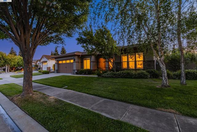 2453 Gardenstone Pl, Manteca CA: https://media.crmls.org/mediaz/8a8b0816-fcd0-4005-abe1-e651fb959ae6.jpg