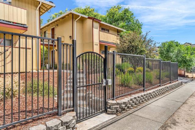 2170 Fremont St, Concord CA: https://media.crmls.org/mediaz/8a8ba903-4e42-4835-82ab-49cf47e22633.jpg