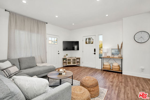 1837 N Brighton Street, Burbank CA: https://media.crmls.org/mediaz/8a8be851-8340-46fd-8143-c41bf862e694.jpg