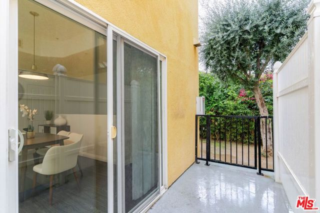 5521 Kester Avenue, Sherman Oaks CA: https://media.crmls.org/mediaz/8a8e72e1-0e46-474c-b194-abfc91048c83.jpg