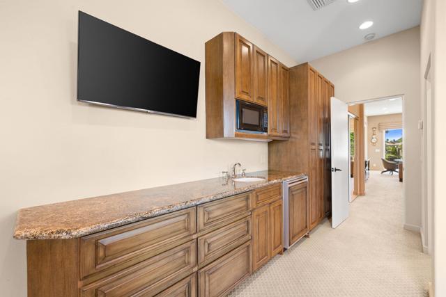 867 Arrowhead Drive, Palm Desert, CA 92211