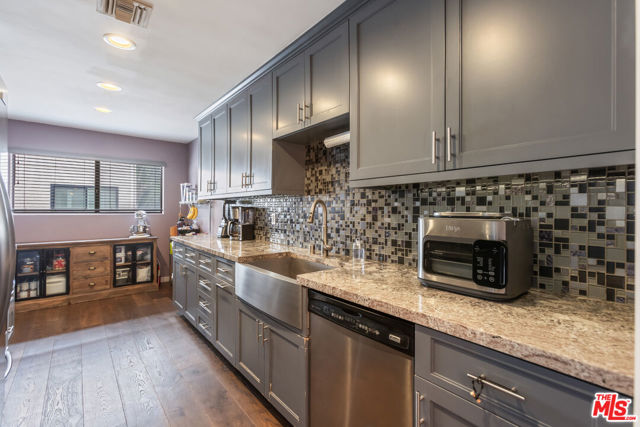 15161 Magnolia Boulevard, Sherman Oaks CA: https://media.crmls.org/mediaz/8a8ed48d-d358-4e85-be4f-fc3b6cf18656.jpg