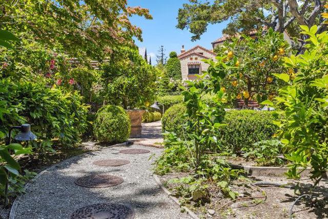 2307 Easton Drive, Burlingame CA: https://media.crmls.org/mediaz/8a8f392f-ede6-4cbb-8a73-4f4347197425.jpg