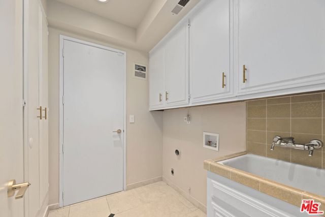 1860 Loma Vista Drive, Beverly Hills CA: https://media.crmls.org/mediaz/8a900b21-d147-4c7b-94e1-85e790057180.jpg