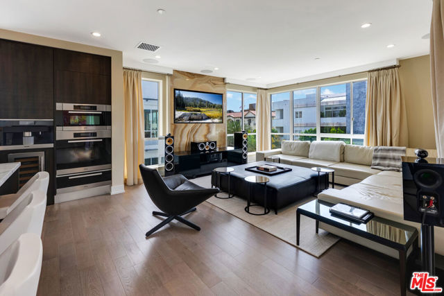 460 N Palm Drive, Beverly Hills CA: https://media.crmls.org/mediaz/8a90e479-92b0-4980-a3af-f60ef6a48b75.jpg