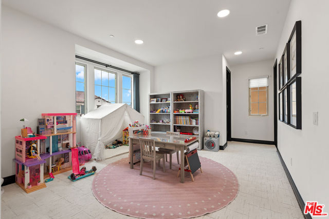 55 Suede, Irvine CA: https://media.crmls.org/mediaz/8a91ff93-fc30-4e92-9d71-822e463540e5.jpg