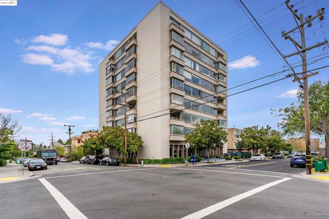 2550 Dana St, Berkeley CA: https://media.crmls.org/mediaz/8a9201e0-1a5a-4b9a-8f88-4b9ad4b4becc.jpg