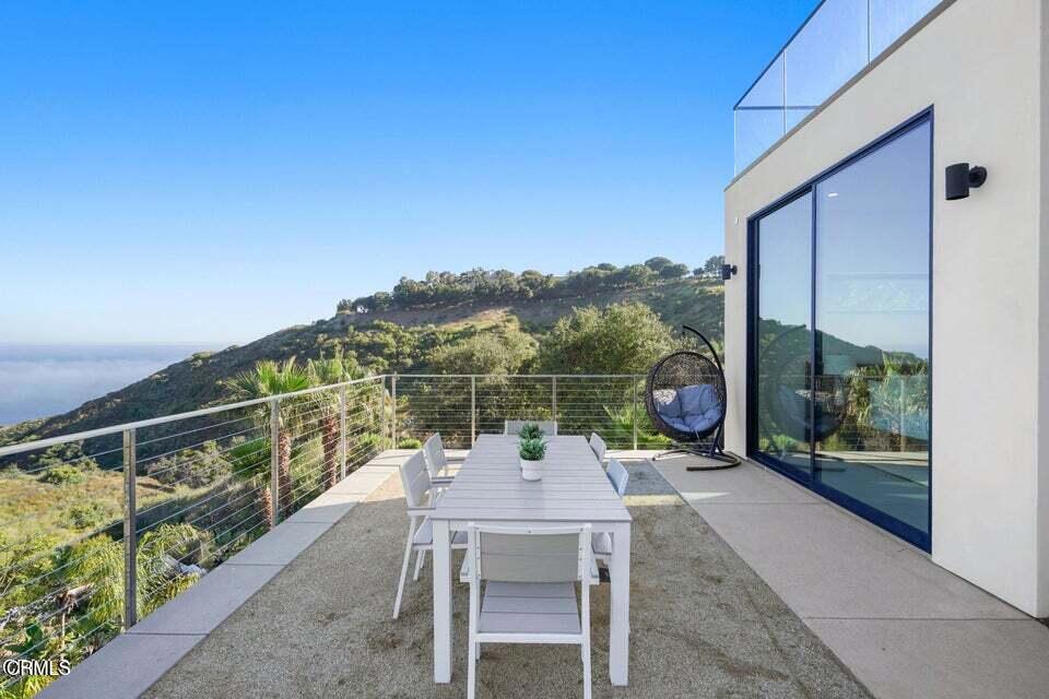 https://media.crmls.org/mediaz/8a9224de-719d-4e3f-8cd8-5d39dc153d9f.jpg?preset=X-Large