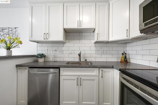 5 Admiral Dr, Emeryville CA: https://media.crmls.org/mediaz/8a9245e0-011c-4d45-8cc0-6a66ef75bb6b.jpg