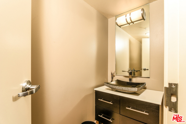 13700 MARINA POINTE Drive, Marina del Rey CA: https://media.crmls.org/mediaz/8a92836f-cfc4-4f44-be54-554e3aeba275.jpg