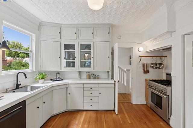6040 LAWTON AVENUE, Oakland CA: https://media.crmls.org/mediaz/8a92f846-0a5b-47c0-9e5b-2f42a63e6c03.jpg