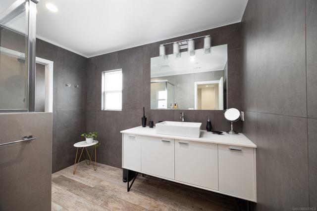 1215 17 Grand Ave, San Diego CA: https://media.crmls.org/mediaz/8a949653-5073-4807-b8b7-30b1b23183e0.jpg