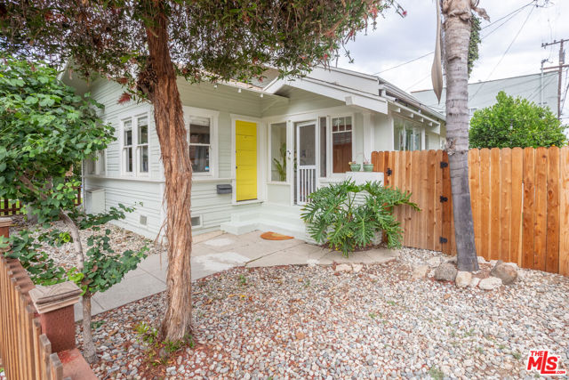 732 N Toledo Walk, Long Beach CA: https://media.crmls.org/mediaz/8a975844-b953-4a0e-9a1e-d8619162e7c7.jpg