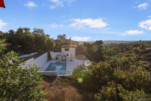 9586 Alto Dr, La Mesa CA: https://media.crmls.org/mediaz/8a98435c-3abf-496d-b61a-c2b677091163.jpg