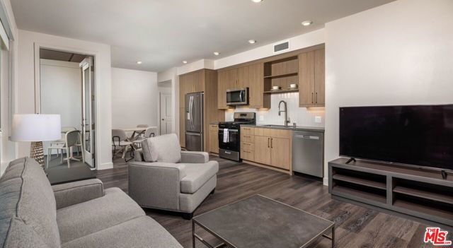 1340 S Hill Street, Los Angeles CA: https://media.crmls.org/mediaz/8a98f33e-aa10-4c86-93b7-c0ec40dd1f86.jpg