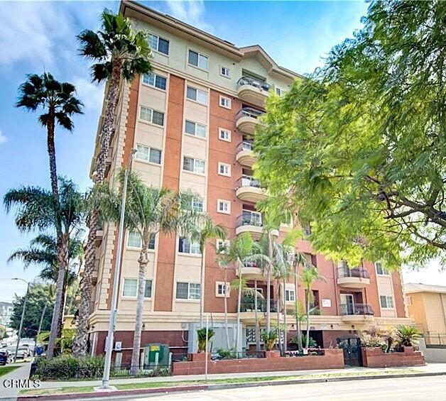 700 S Ardmore Avenue, Los Angeles CA: https://media.crmls.org/mediaz/8a98fe62-0774-409b-94f7-ab6dfa5fd1c5.jpg