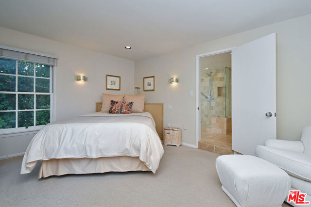 15213 Del Gado Drive, Sherman Oaks CA: https://media.crmls.org/mediaz/8a994e37-b42f-492e-a27b-dfae43956494.jpg