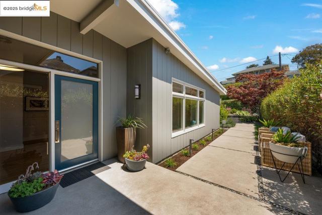 310 Pacific Ave, Piedmont CA: https://media.crmls.org/mediaz/8a9a6988-77a5-4fc6-8b5b-95cb7a49bef8.jpg