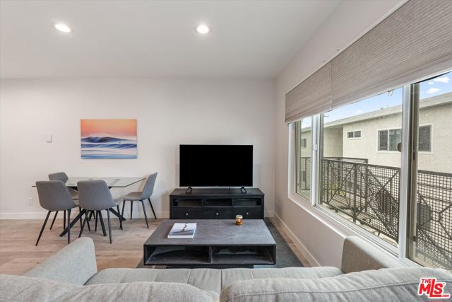 2721 2nd Street, Santa Monica CA: https://media.crmls.org/mediaz/8a9a8acc-7c30-41a0-8f7e-1c4db864c1ff.jpg