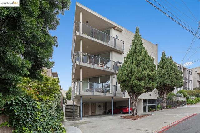 383 Staten Ave, Oakland CA: https://media.crmls.org/mediaz/8a9ad228-75fb-47c9-a900-881e5171e120.jpg
