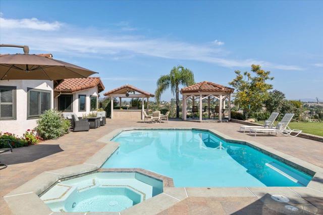 1373 Stoneridge Circle, Escondido CA: https://media.crmls.org/mediaz/8a9ae356-8348-40a3-990e-0909cbeedf69.jpg